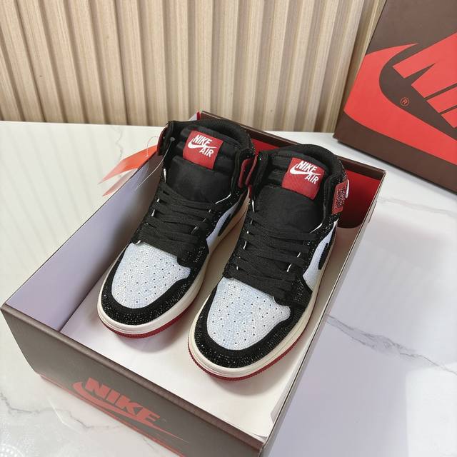 Air Jordan耐克联名24Vs春夏最新王炸爆款系列 情侣烫钻拼色休闲鞋 唯独一款牛皮拼色的高帮鞋，耐克乔一情侣毛鞋让鞋迷大开眼界，各种意想不到的设计创意，